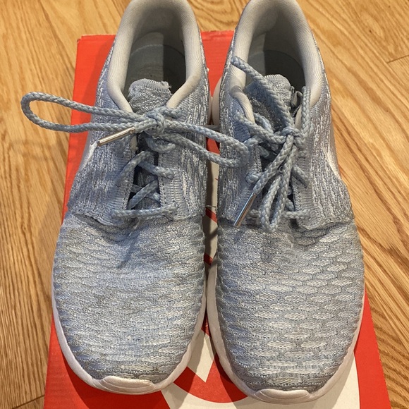 Nike Women’s Roshe One Flyknit - Picture 3 of 7